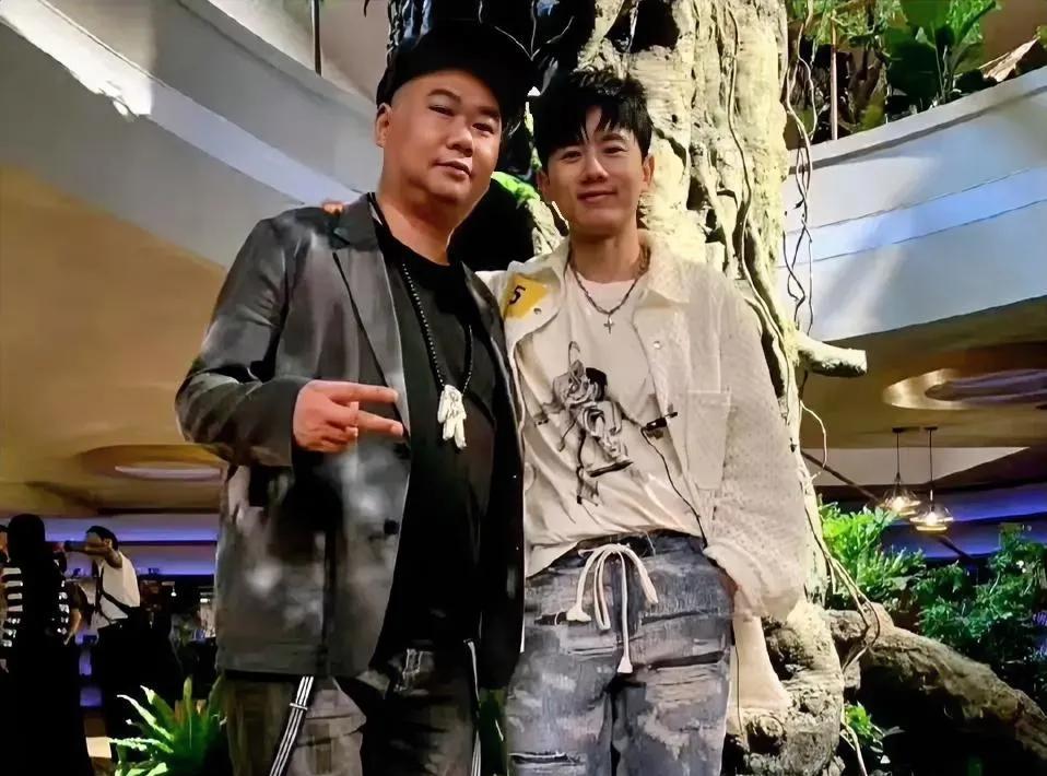 真的是太突然了，年仅44岁的歌手苟伟离世了，不敢想象如此多才多艺的一位歌手，