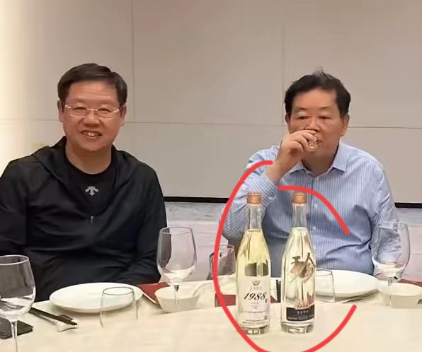 曹德旺桌子上喝的是什么酒，应该很贵吧