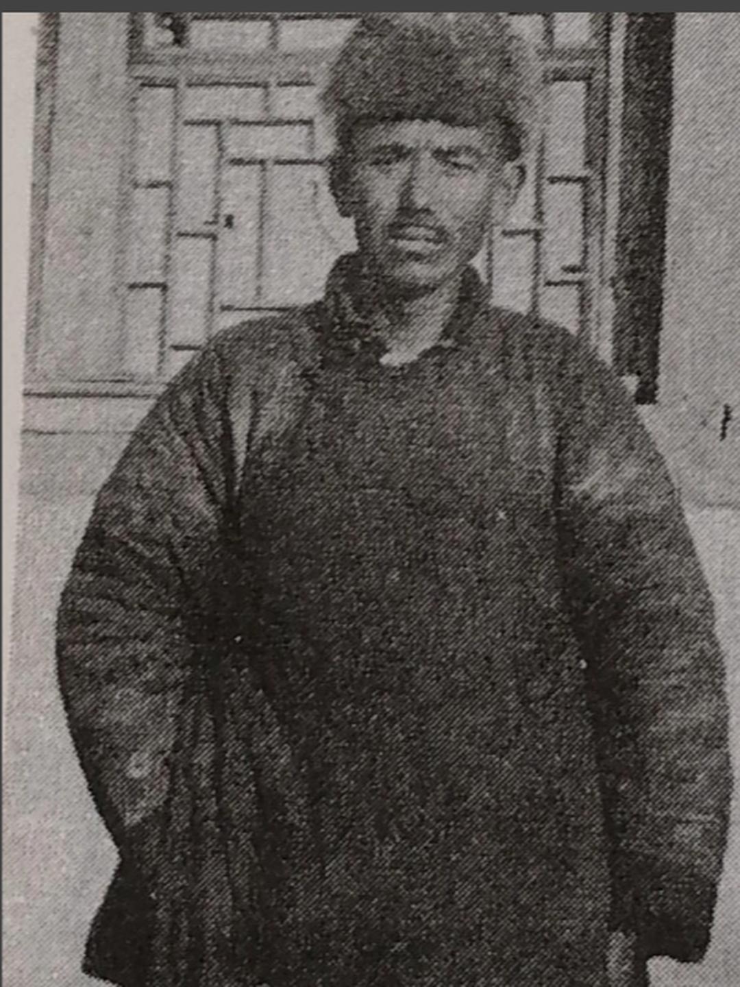 1938年，少年铁血军总指挥赵庆吉被亲信出卖抓捕，昔日跟随他三年的警卫员石景文，
