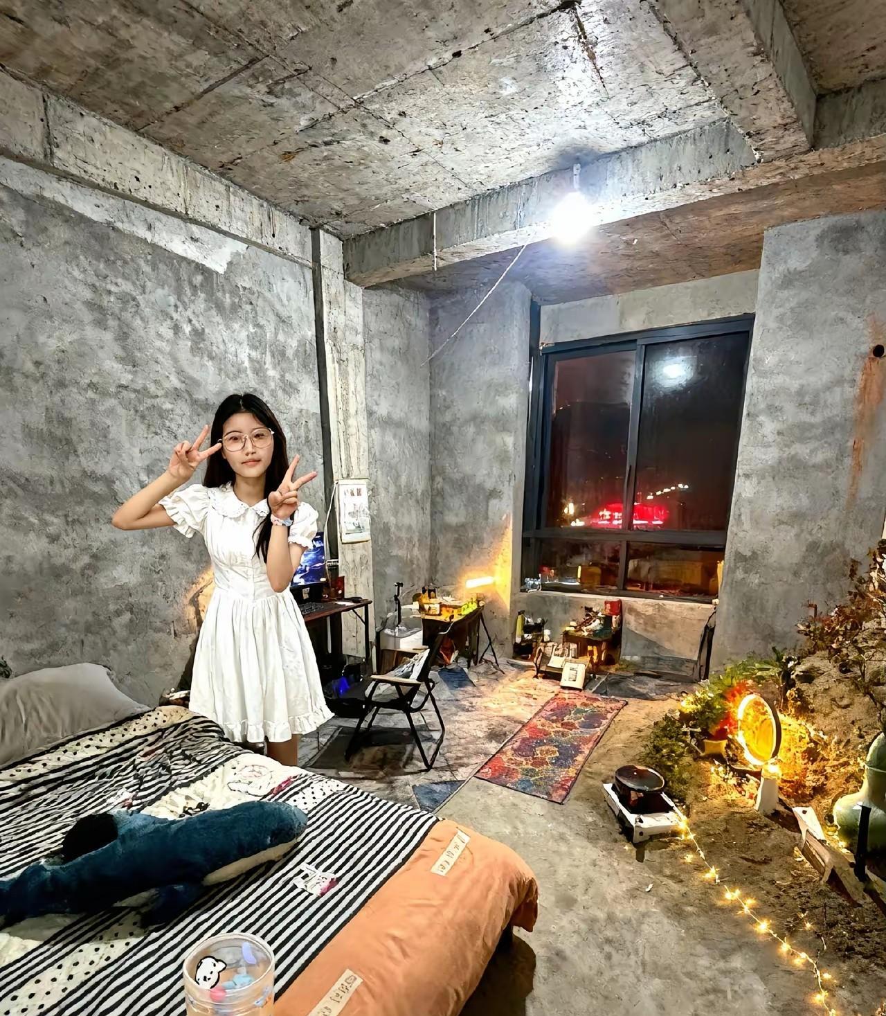 你猜生活在这个毛坯房里面的小女孩开心吗？很显然这个小女孩特别的幸福，从脸上就可以