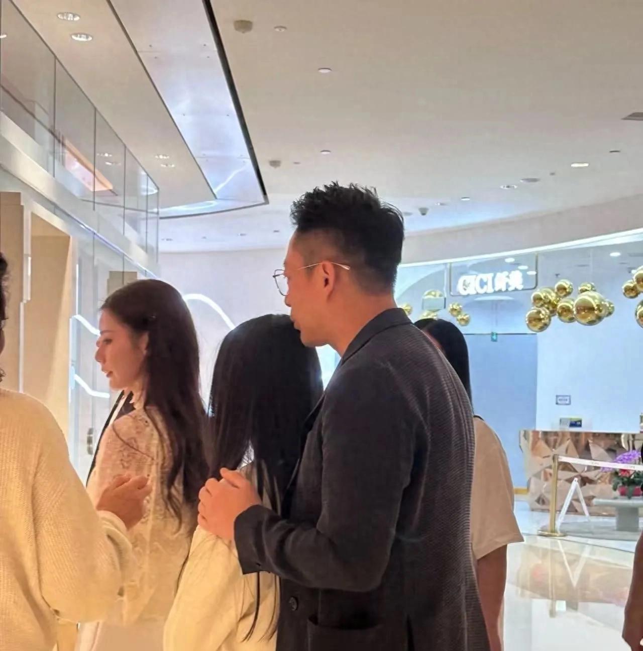 马筱梅携小玥儿买甜品被偶遇，小玥儿戴帽出镜，愈发神似妈妈近日，有网友在朝阳公园