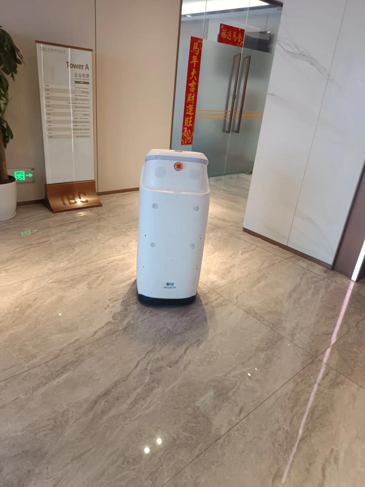 现在酒店都是这种智能机器人送东西，输入楼层，房号，机器人马上坐电梯上去了，送完又