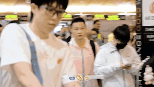 莎莎和楚钦他们到洛杉矶机场了，正忙着值机准备回国。楚钦从莎姐旁边走过去的时候，一