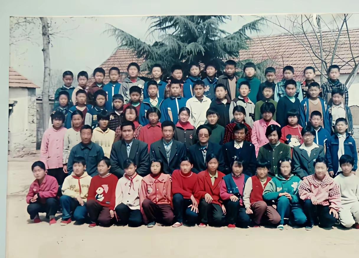 是不是所有80后95前拍的小学毕业照都是这种风格？很好奇，当初网络也不发