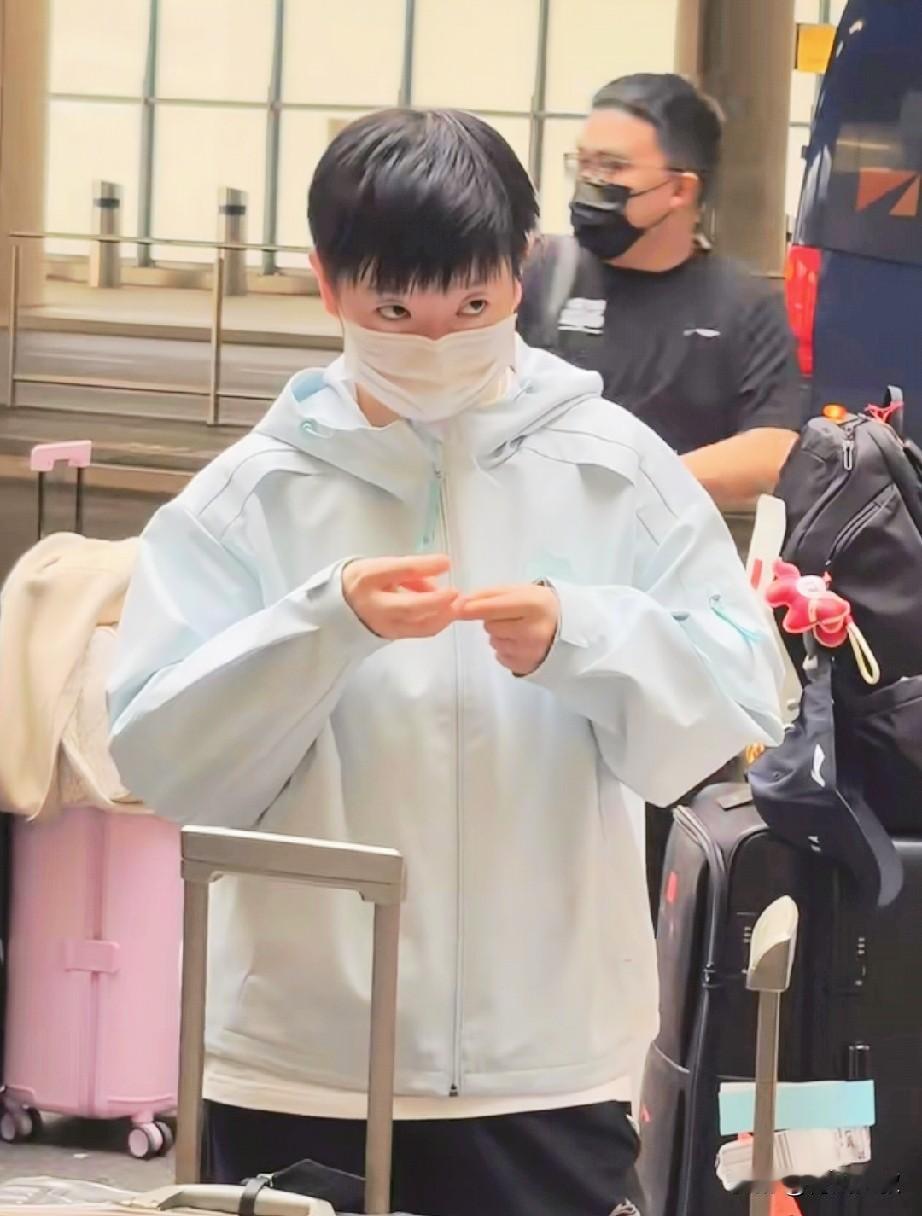 王曼昱阶段教练是于子洋吗？国乒已经到达伦敦机场，于子洋带着王曼昱、陈熠、徐奕