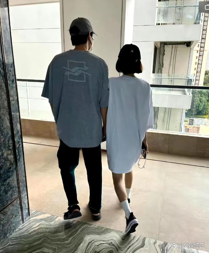 魏大勋在剧组里，秦岚一个眼神，他就递上温水和外套。收工后的深夜，他帮她拢了拢围