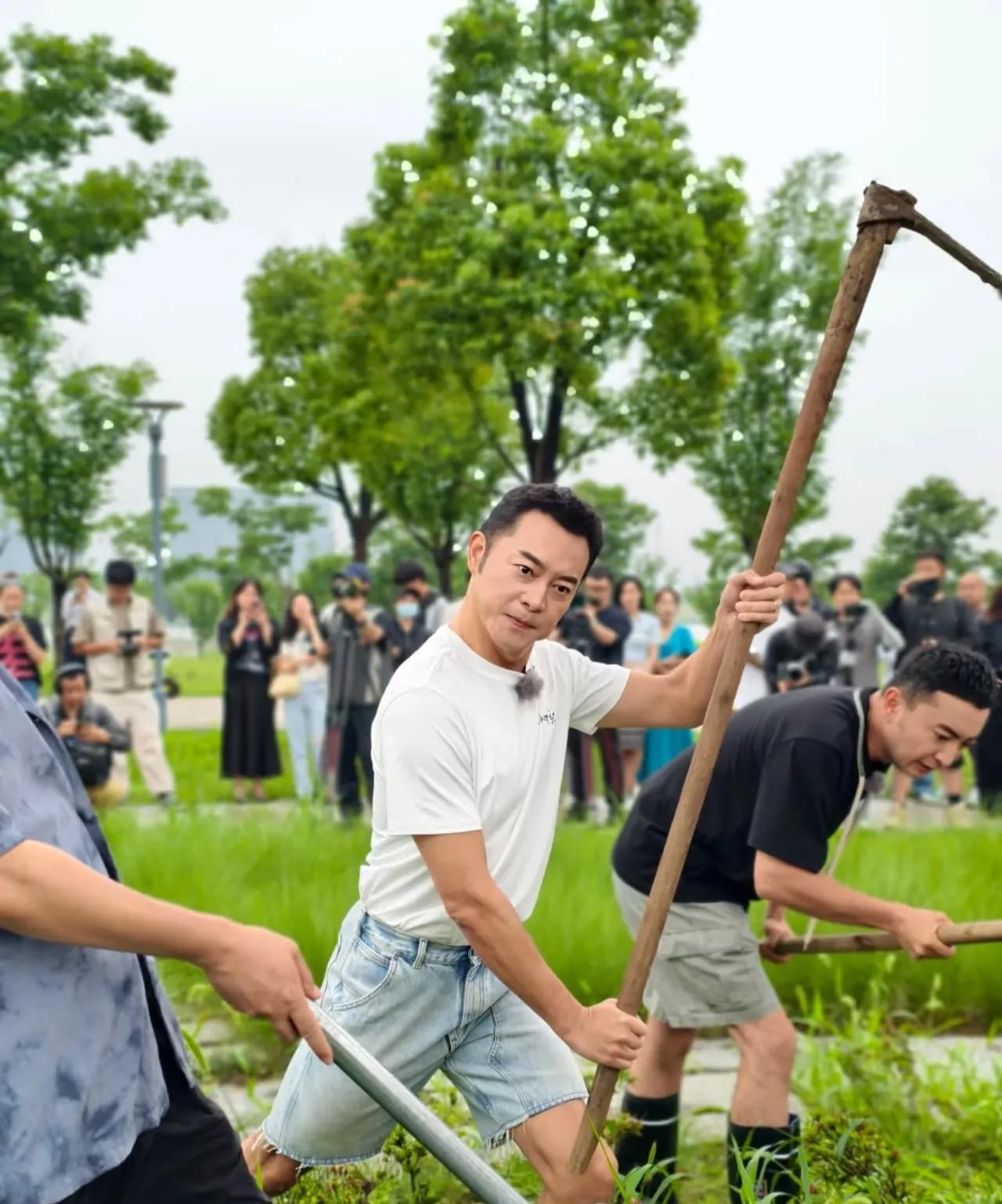 沙溢干农活这架式，好卖力气，这位摄影师精准狠，抓住了这个闪亮的镜头。沙溢：嘿，