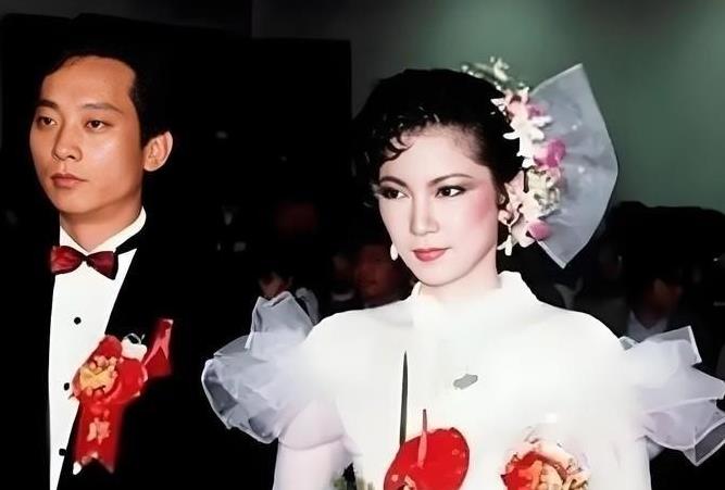 1985年，叛逃到台湾的空军飞行员萧天润和台湾美女张德芬结婚，他不光得到了台湾奖