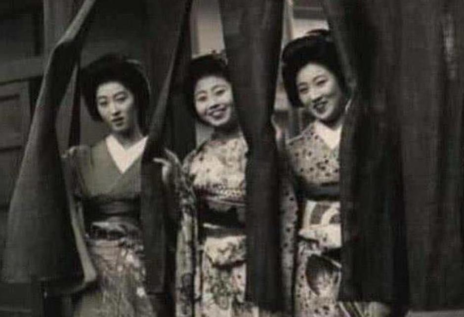 二战期间的日本女人到底有多疯狂，被畸形思想彻底吞噬人性，争先恐后把自己的家人送上