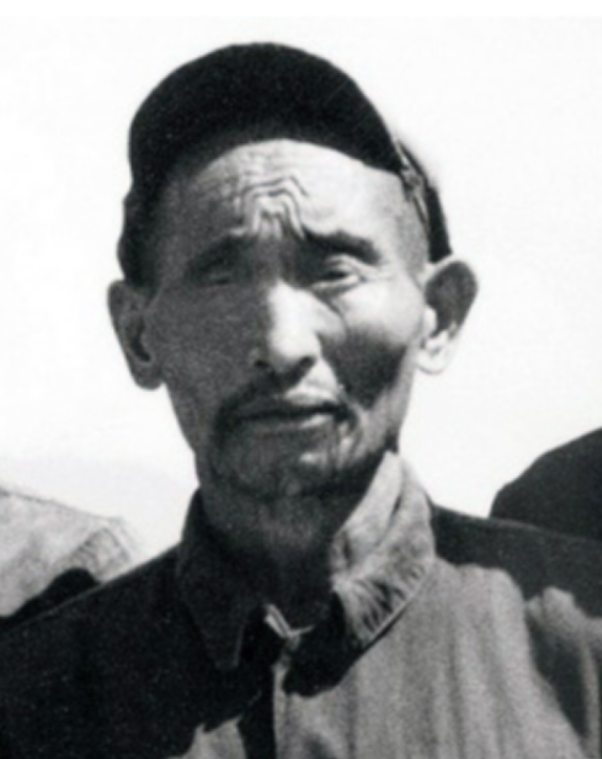 1952年，西康军区解放军在黑彝部落剿匪时，救出一名汉人奴隶，此人说出名字后立即