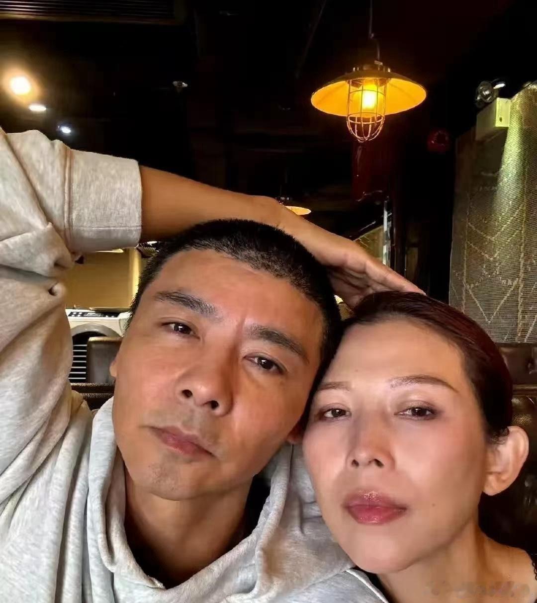 张晋跟蔡少芬忒敢整，无美颜无滤镜怼脸直接拍，坦然直面容颜变老！