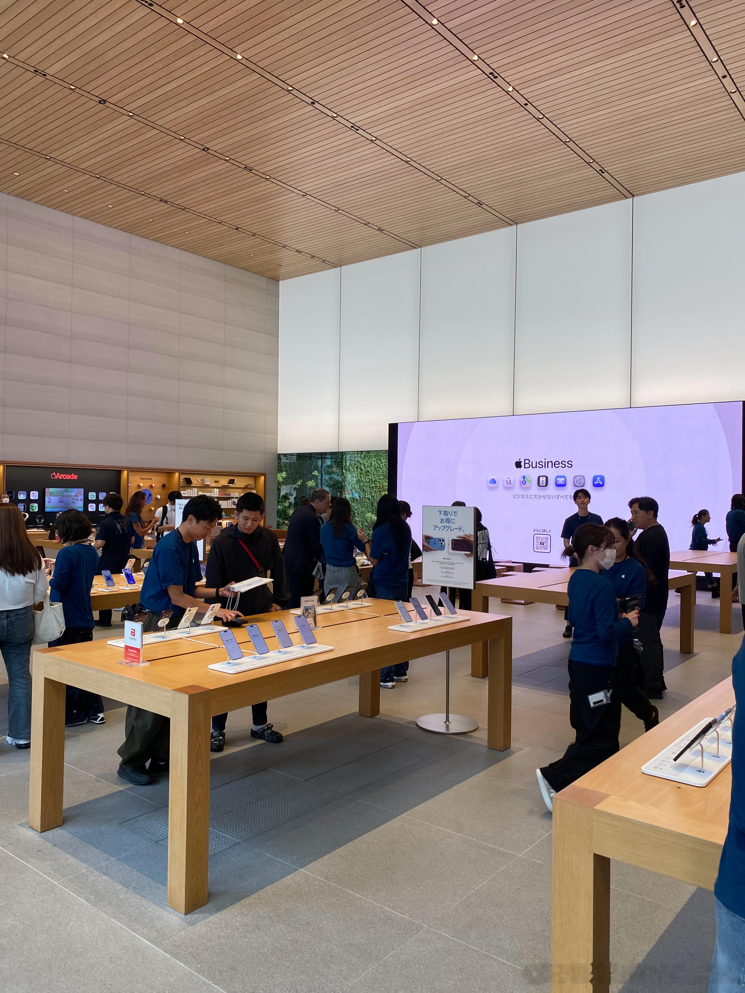 iPhone18PROMAX冰川蓝[比心]早上去苹果店从进到出用了10分钟冰川蓝的实机好漂亮蓝的非常