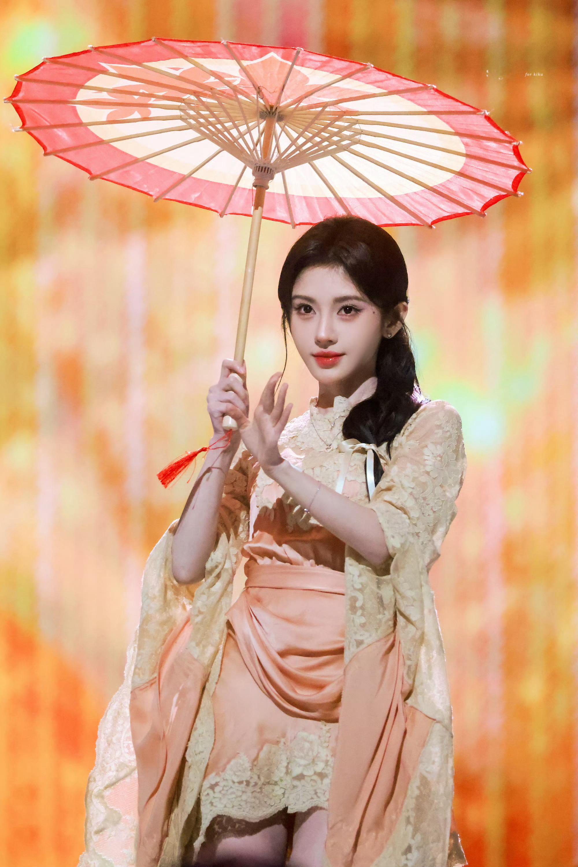 鞠婧祎这是真神女，这身衣服绝了！我们橘丝就是吃这么好～​​​