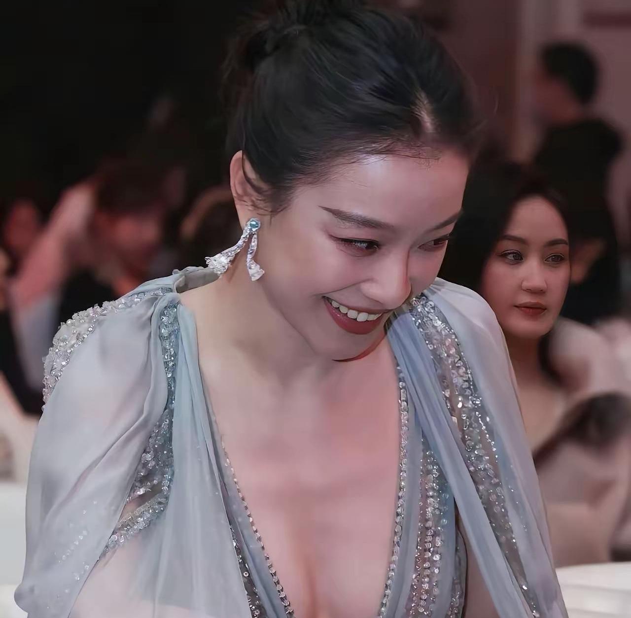 谁能不被这样的倪妮惊艳到？这才是独一份的松弛大女主气场！你见过女明星真正发自