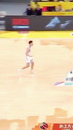 孙铭徽的脾气太大了！在cba又上演了名场面：对着裁判怒摔面具！新疆外援正常封盖，