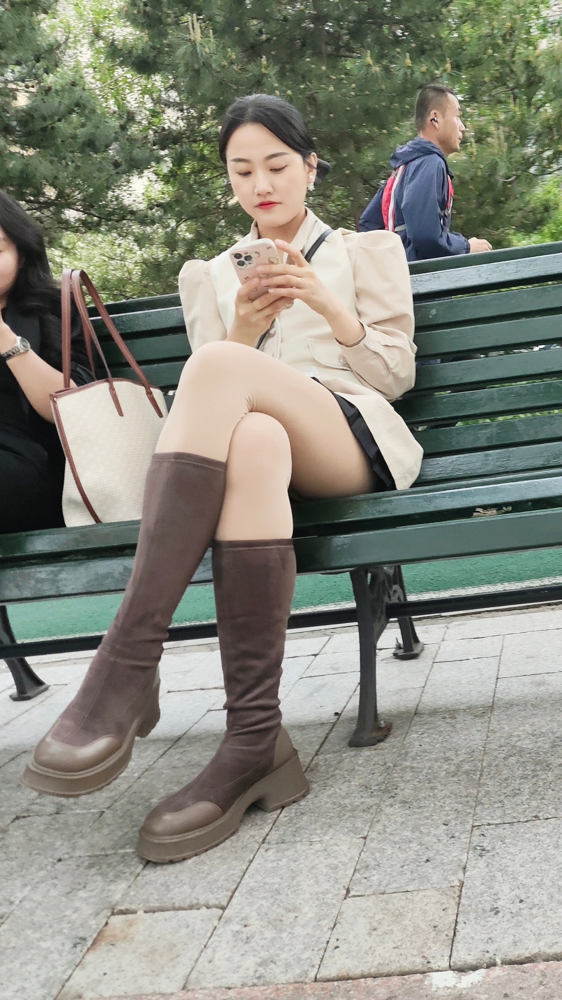 光腿神器浅色系+厚底靴，舒服又出片✨松弛感穿搭一上身，适配所有好天气。降温我就