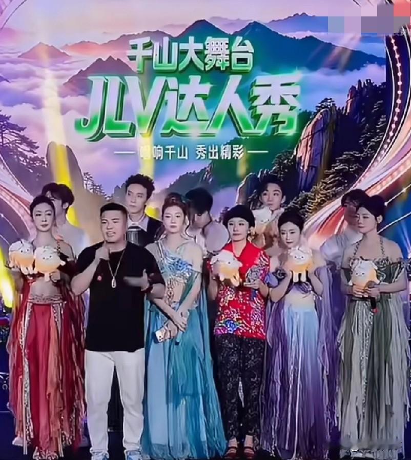 二驴大舞台鞍山站收官，小胖爆料明天沈阳站室内开启，二驴感谢鞍山，官宣大舞台下播前