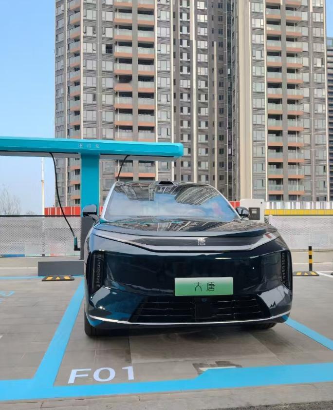 比亚迪唐家族又有猛料了！近日，一组全新比亚迪唐系列无伪装实车照在网络刷屏，车前