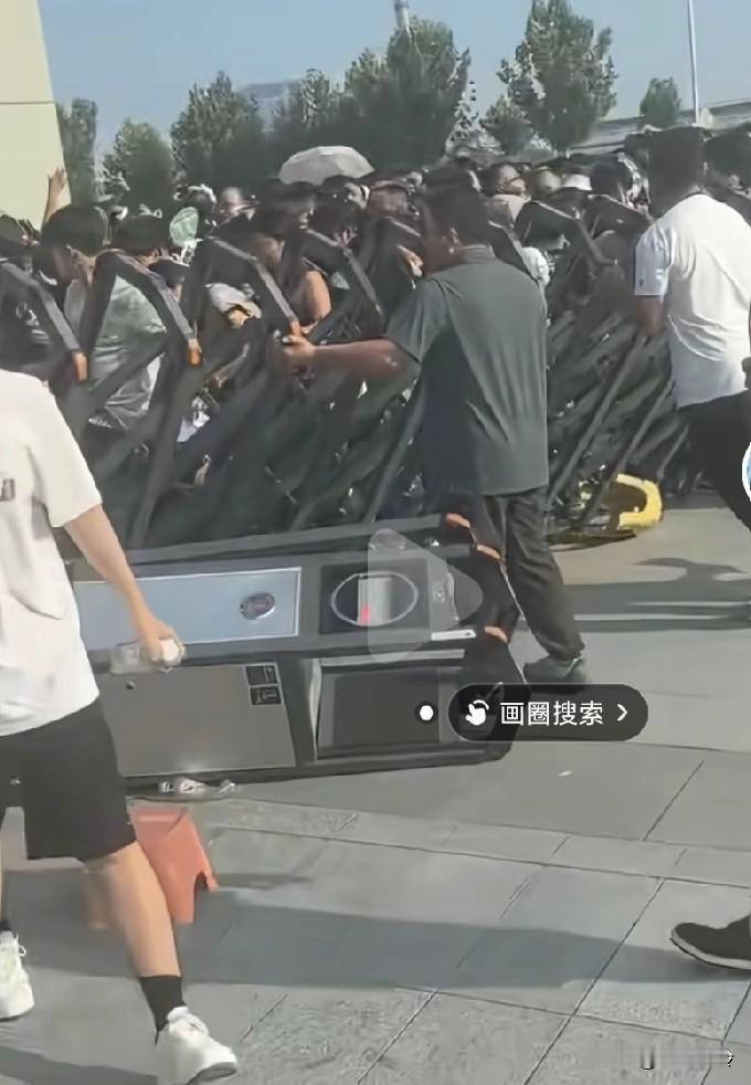 看看职高有多火爆？职高的门都挤烂了，这么多上不了高中的吗？过去的职教中心，