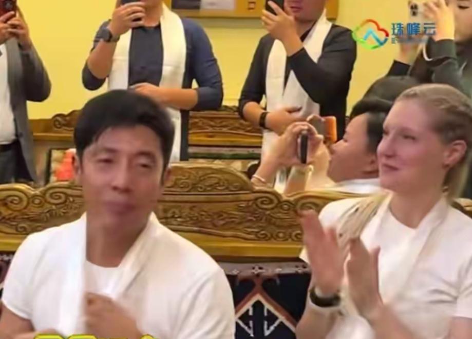 撒贝宁夫妻在拉萨度假！李白一头脏辫被围拍，又高又白比老公还壮趁着家中一双七
