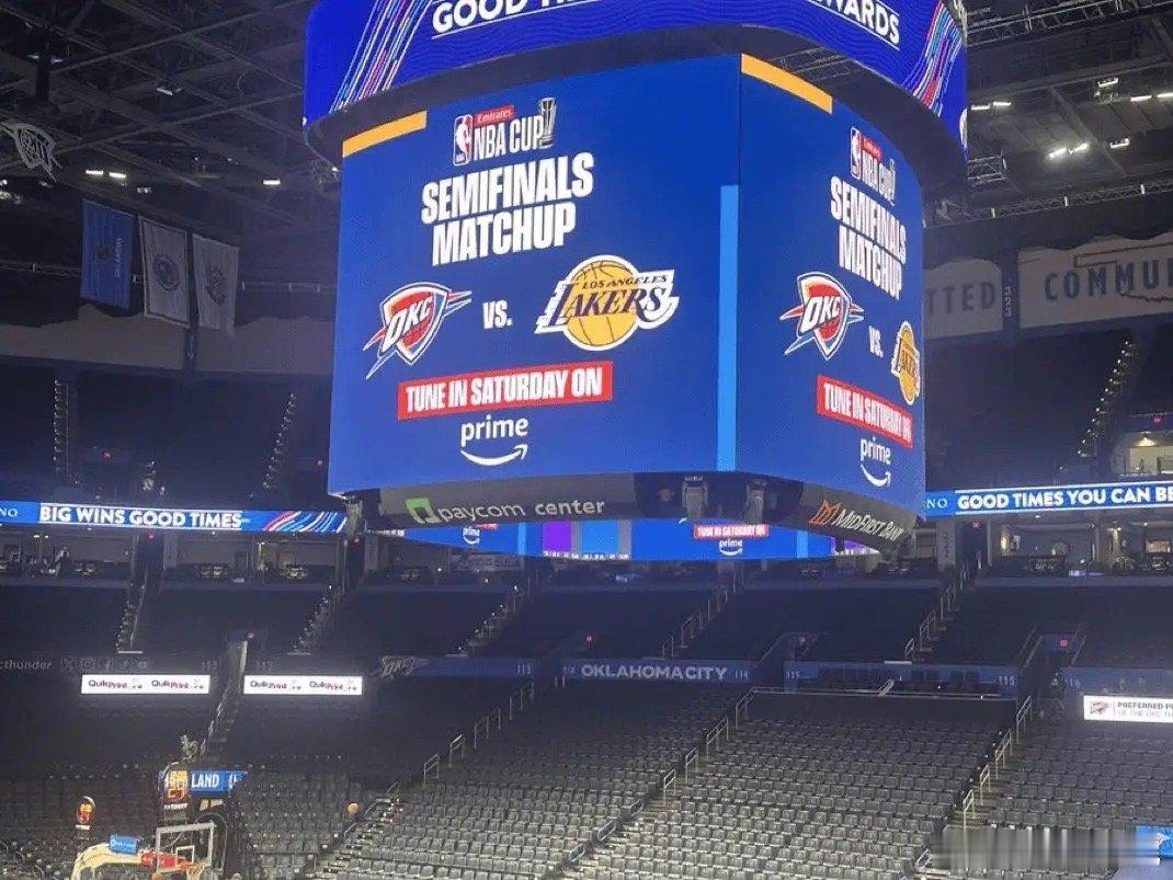 今日赛前雷霆主场大屏“预告”半决赛由雷霆对阵湖人。看上去好像是内定湖人了，实际上