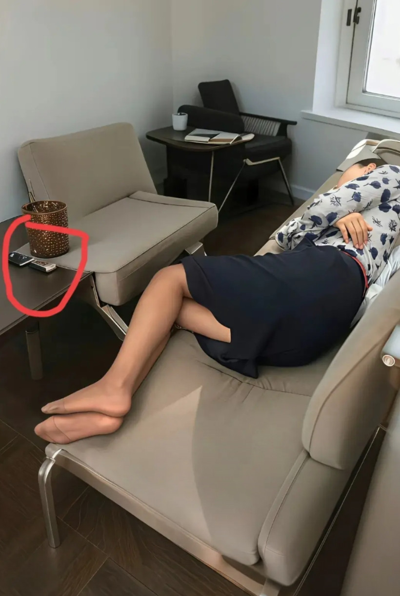 天哪，他竟然开这个车！她的工资能买得起吗？