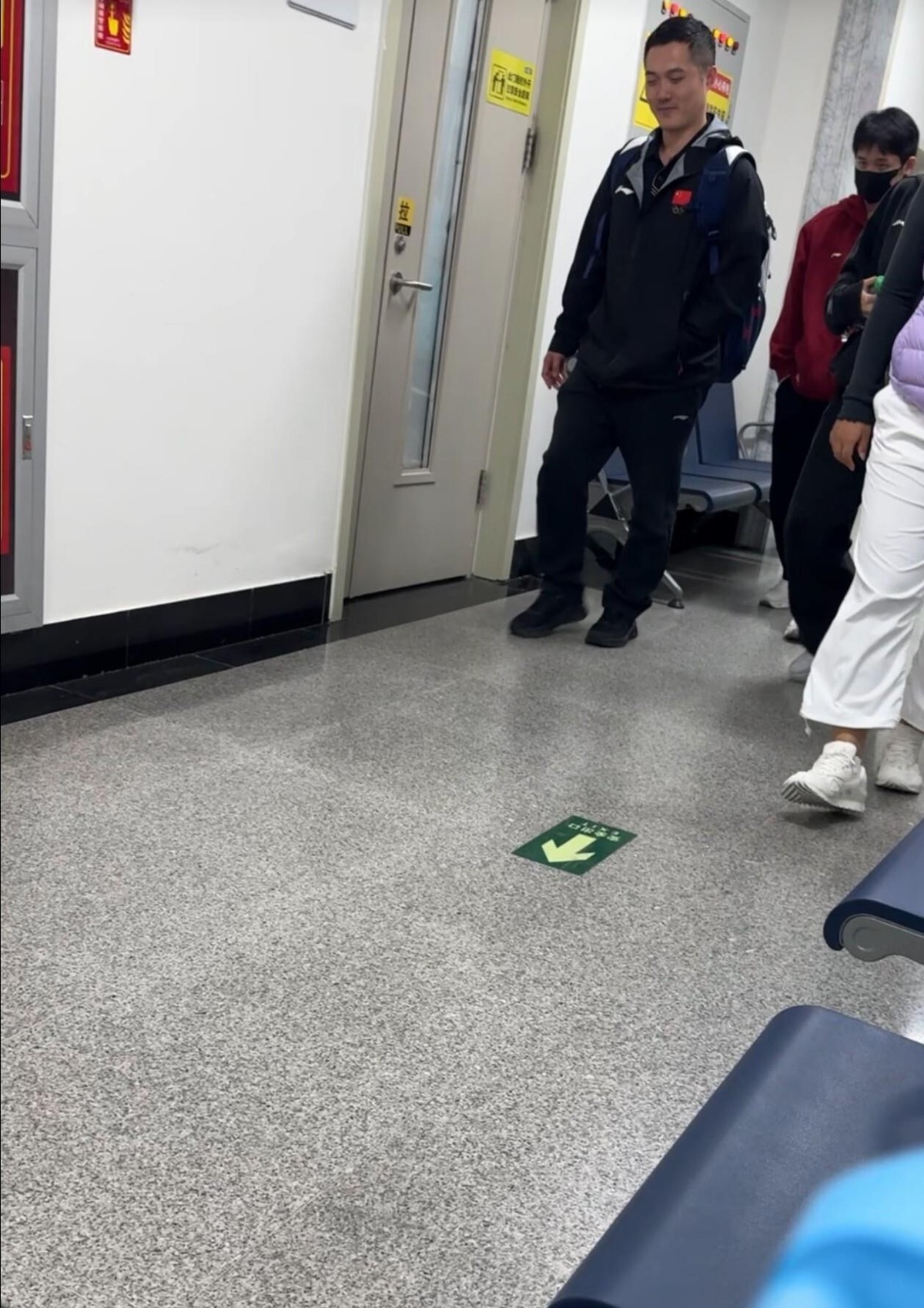 林诗栋去体育医院看关节这事，伤病背景是真实的，但具体科室细节没有公开信源能证实。不管偶遇是真是假，他