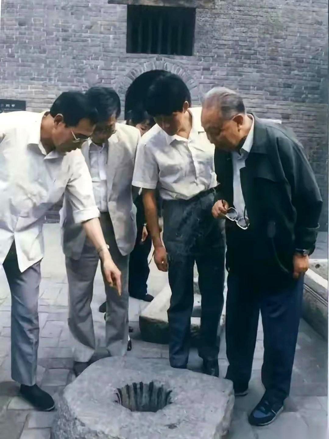 刷到这张老照片，心里咯噔一下。照片里这个老爷子，眼神专注，身体微微前倾，正聚精