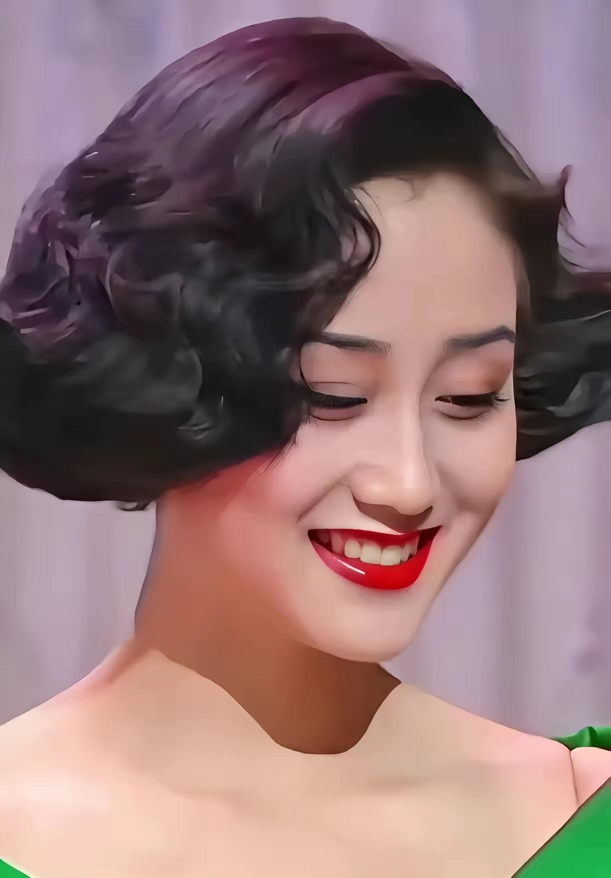 原来利智会笑，笑的那么灿烂，那么风情万种，笑的那么惊鸿一瞥。看看，她的头发在笑，