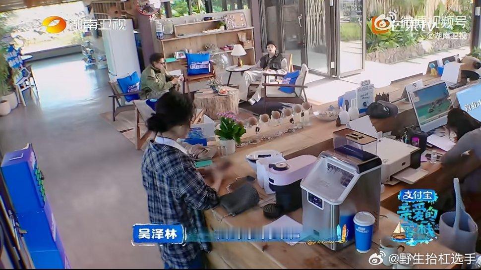 沈月坐立难安具象化了沈月等小朋友这段也太真实了！紧张到浑身不自在，坐也不是站也不