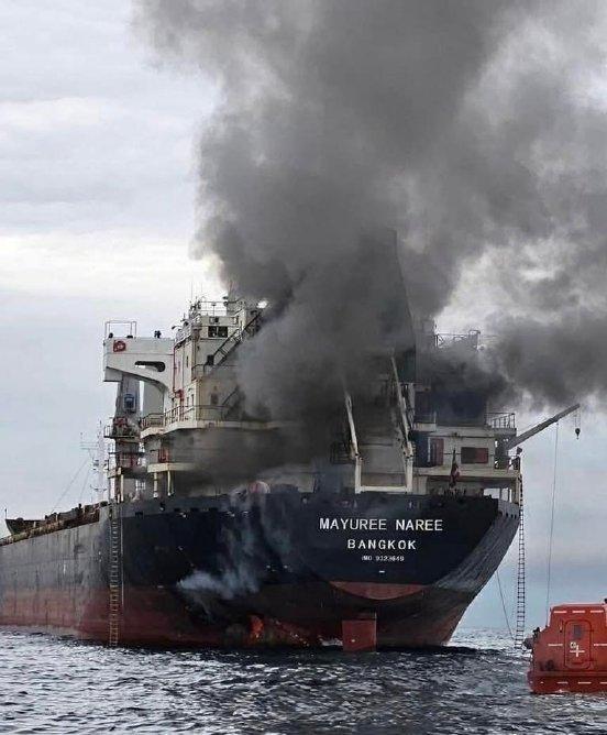 特朗普喊话全球船只"勇闯霍尔木兹、美军罩着你"，真有人信了——然后被伊朗无人机点