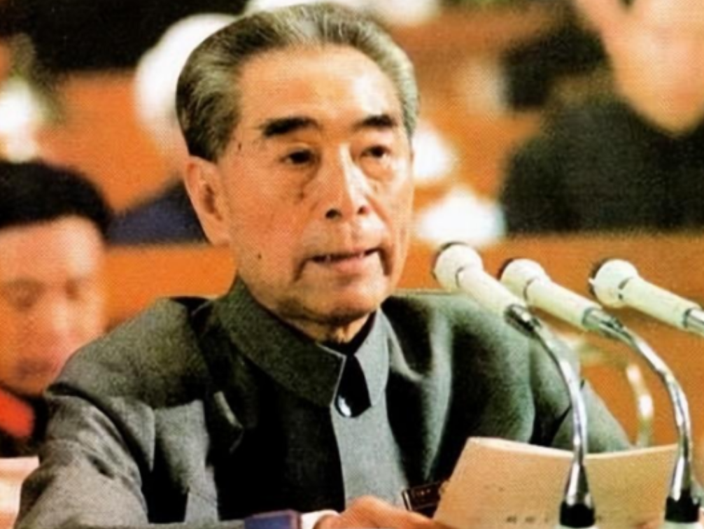 1959年周总理乘坐飞机路过淮安上空，他情不自禁地趴在舷窗上俯瞰家乡，让驾驶员转