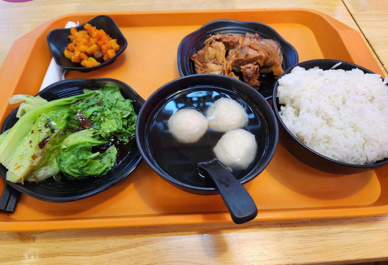 在高崎机场吃饭。这么一份，59元。高崎机场不是日本机场，是厦门机场。点了一份