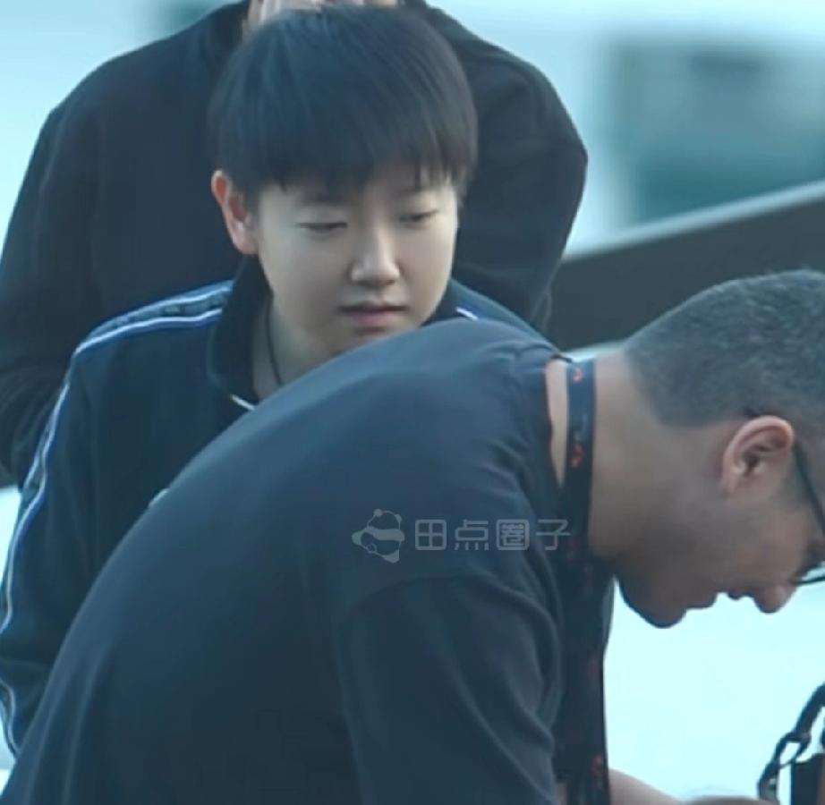 好奇的莎莎伸头看着摄影师拍照。莎莎在场下和队员聊天，小嘴就没停过，这边看到一个