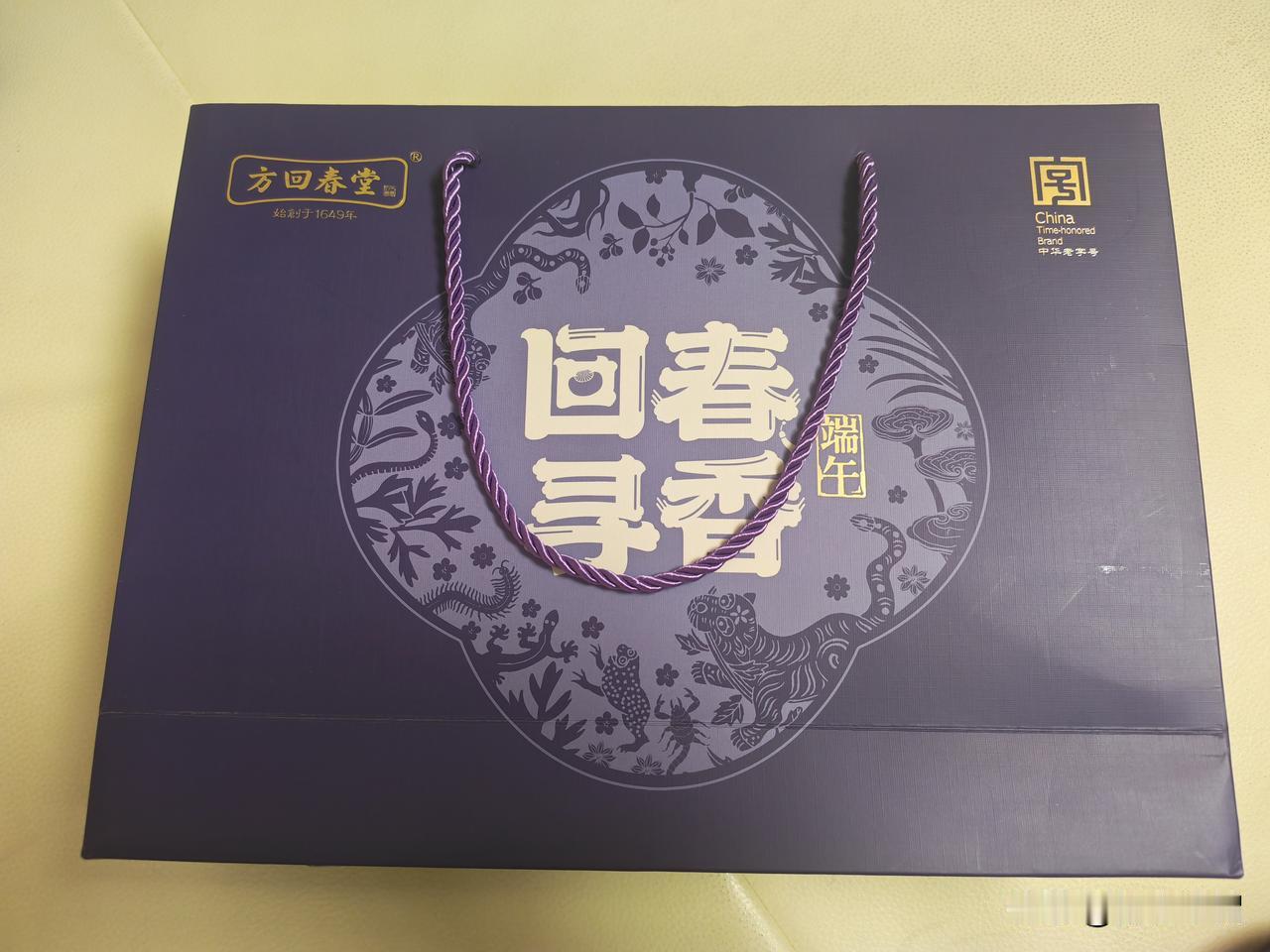 收到楼下女邻居的端午礼物！一盒杭州知名药店的端午香包。楼下女邻居虽然跟我们孩