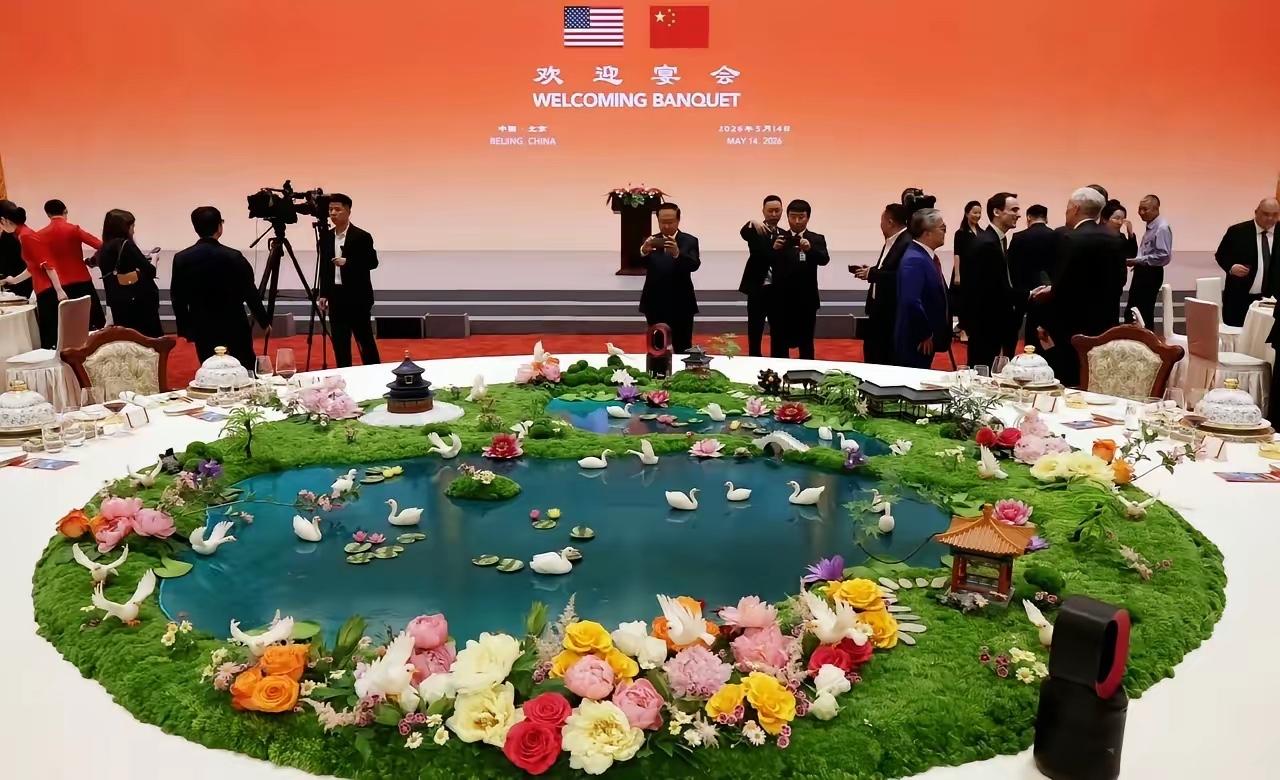 特朗普脑子想这宴会厅回去了还得搞！之前白宫宴会厅的方案和设计图都拿出了，费用也是