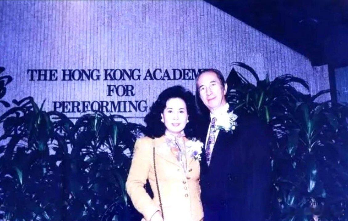 1957年的香港，一场高级舞会上，14岁的蓝琼缨穿着白裙子翩翩起舞。角落里，赌王