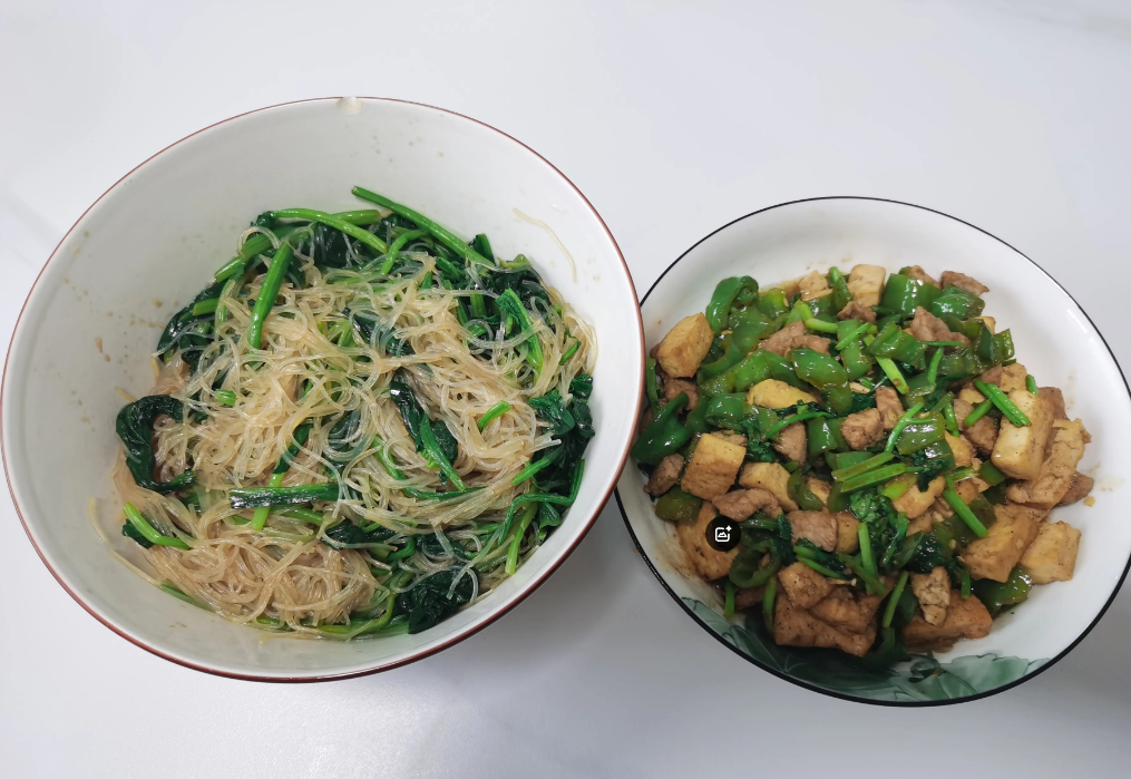 今天中午，我在家做了这两个菜。其中，一个菜非常清口，另一个菜非常下饭。