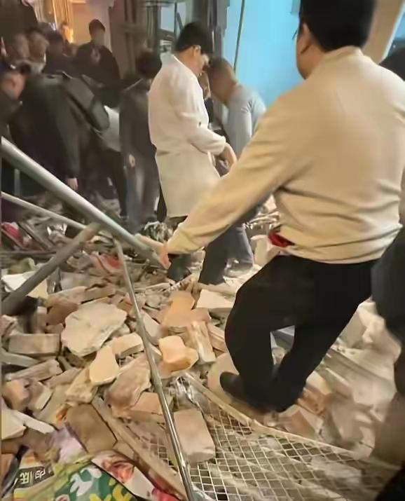 “墙说倒就倒!”湖南长沙,潮宗街一面装修墙深夜突然塌落,四名游客瞬间被埋砖海,路