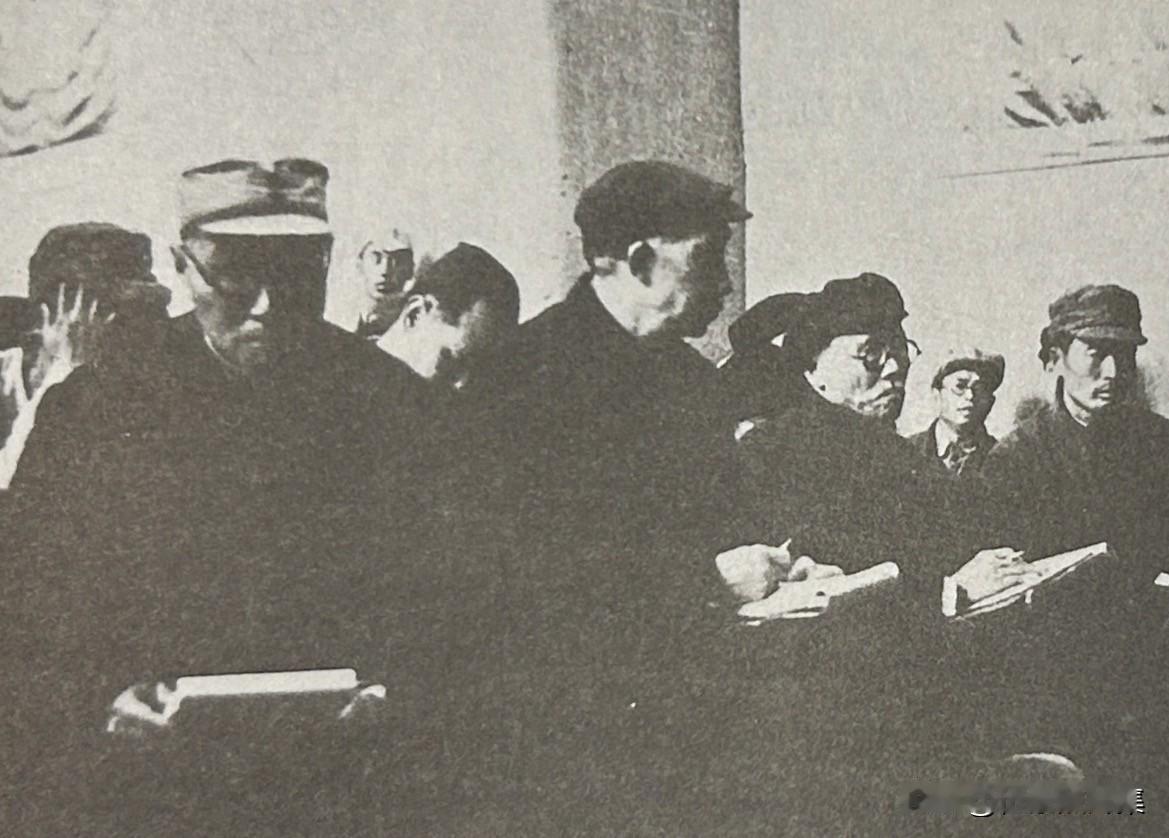 1945年4月，延安杨家岭中央大礼堂，刘伯承作为晋冀鲁豫代表团团长出席党的七大。