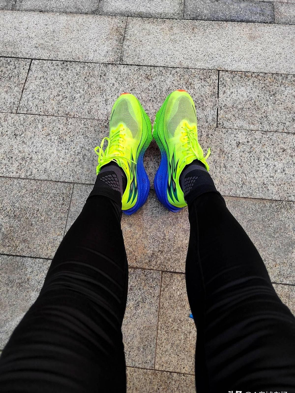 “前三届济马，我都在35公里被小腿抽筋一把拽住，今年却一路稳到终点，怀疑是脚上这