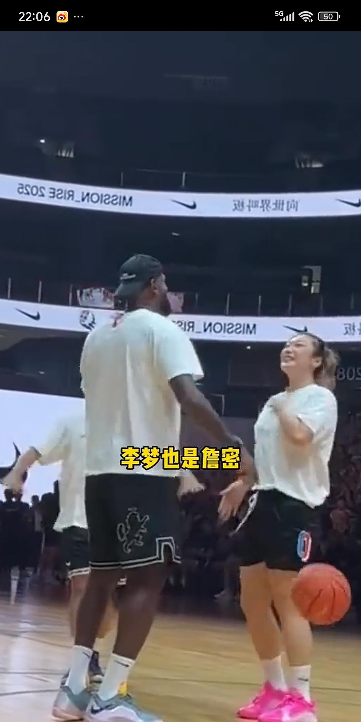 近日，勒布朗詹姆斯成都行，主办方邀请女篮球员李梦一起参加活动，谁知道李梦也是詹迷