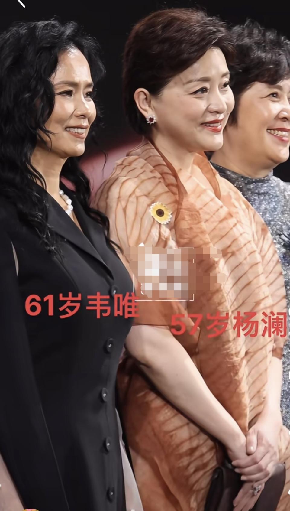 一位是歌手，韦唯，61岁。一位是主持人，杨澜，57岁。近日俩人同台参加活动，各有
