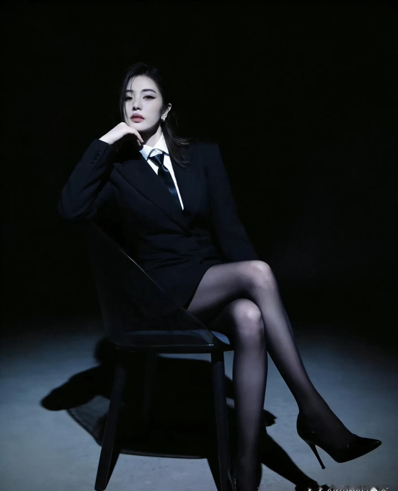 差点没认出来。白鹿这次，玩得有点野。告别了锦衣华服。告别了精致妆容。一身