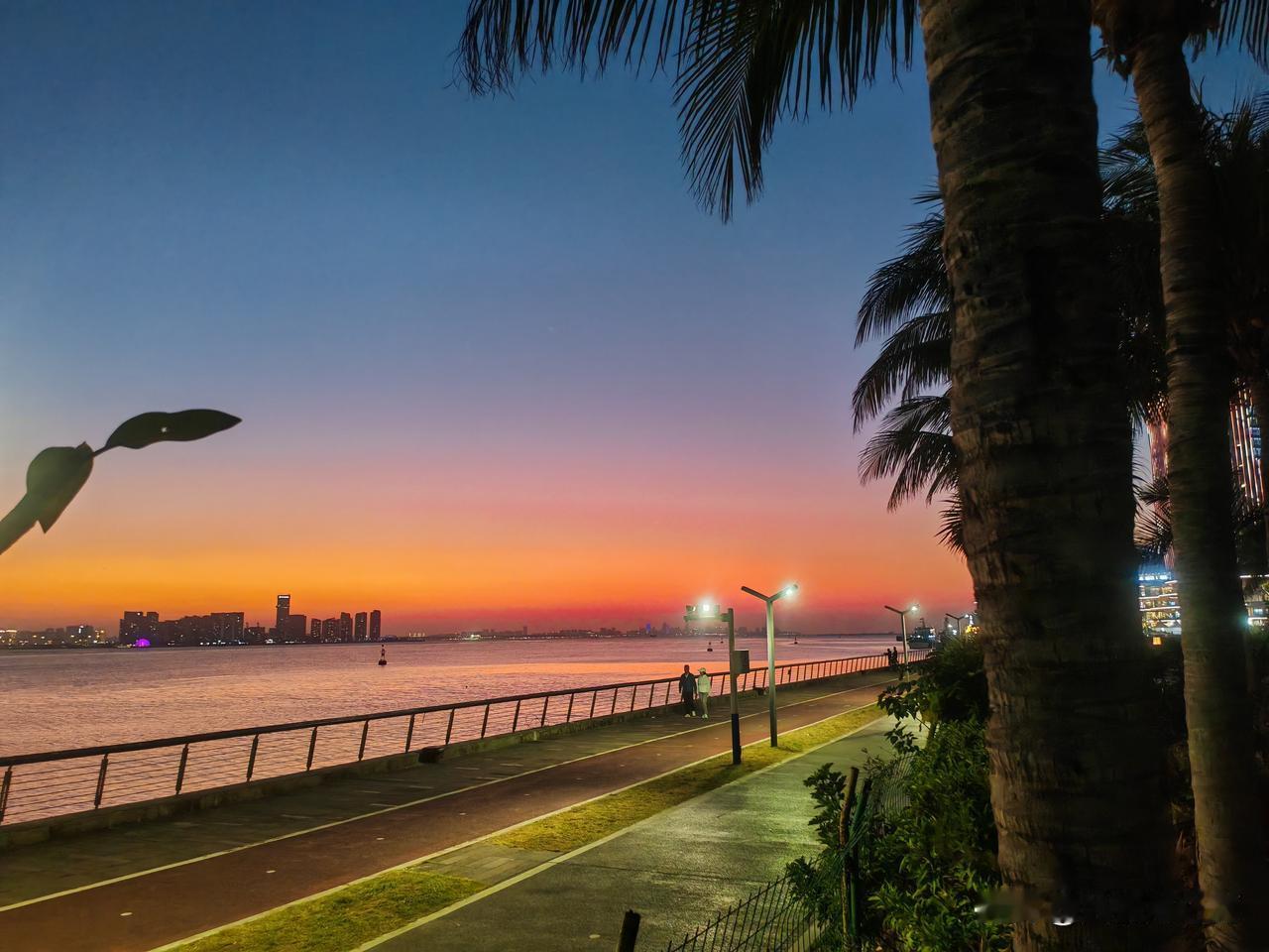 如今海甸岛仅剩唯一的五星级酒店，位于海甸河出海口处，酒店旁江景栈道直通出海口尽头