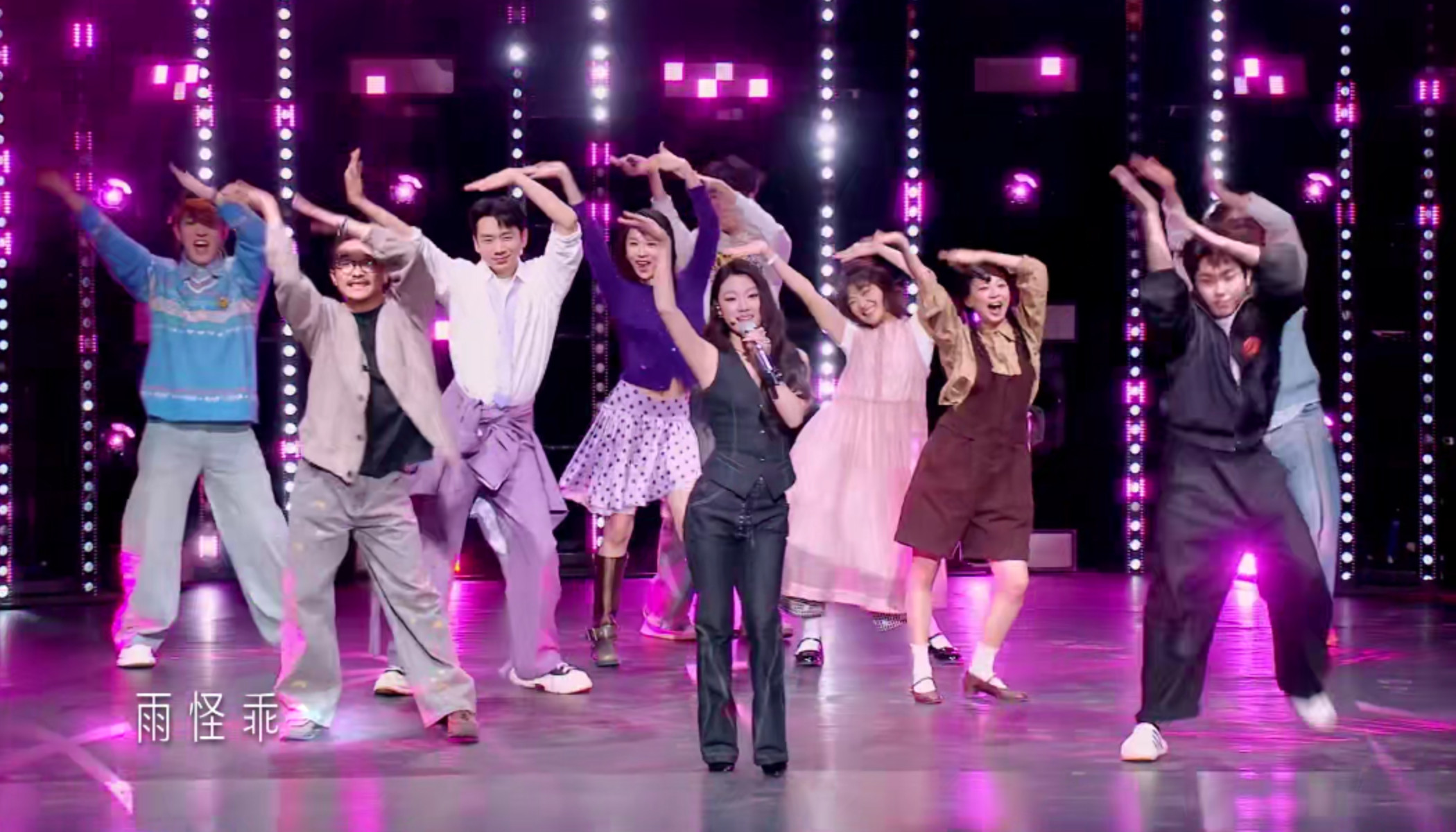 没想到最新一期《喜人奇妙夜2》飞行嘉宾是单依纯哈哈，小品女王终于来到了最适合她的