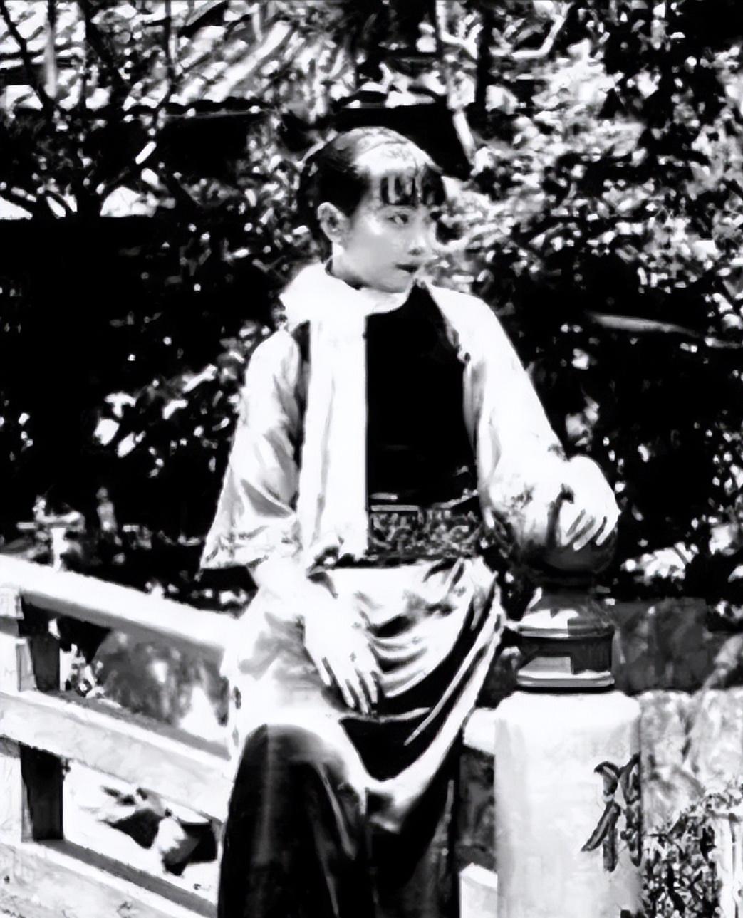 1940年深夜，民国大美女郑苹如，被秘密押到小树林执行枪决。特务垂涎她的美色，犹