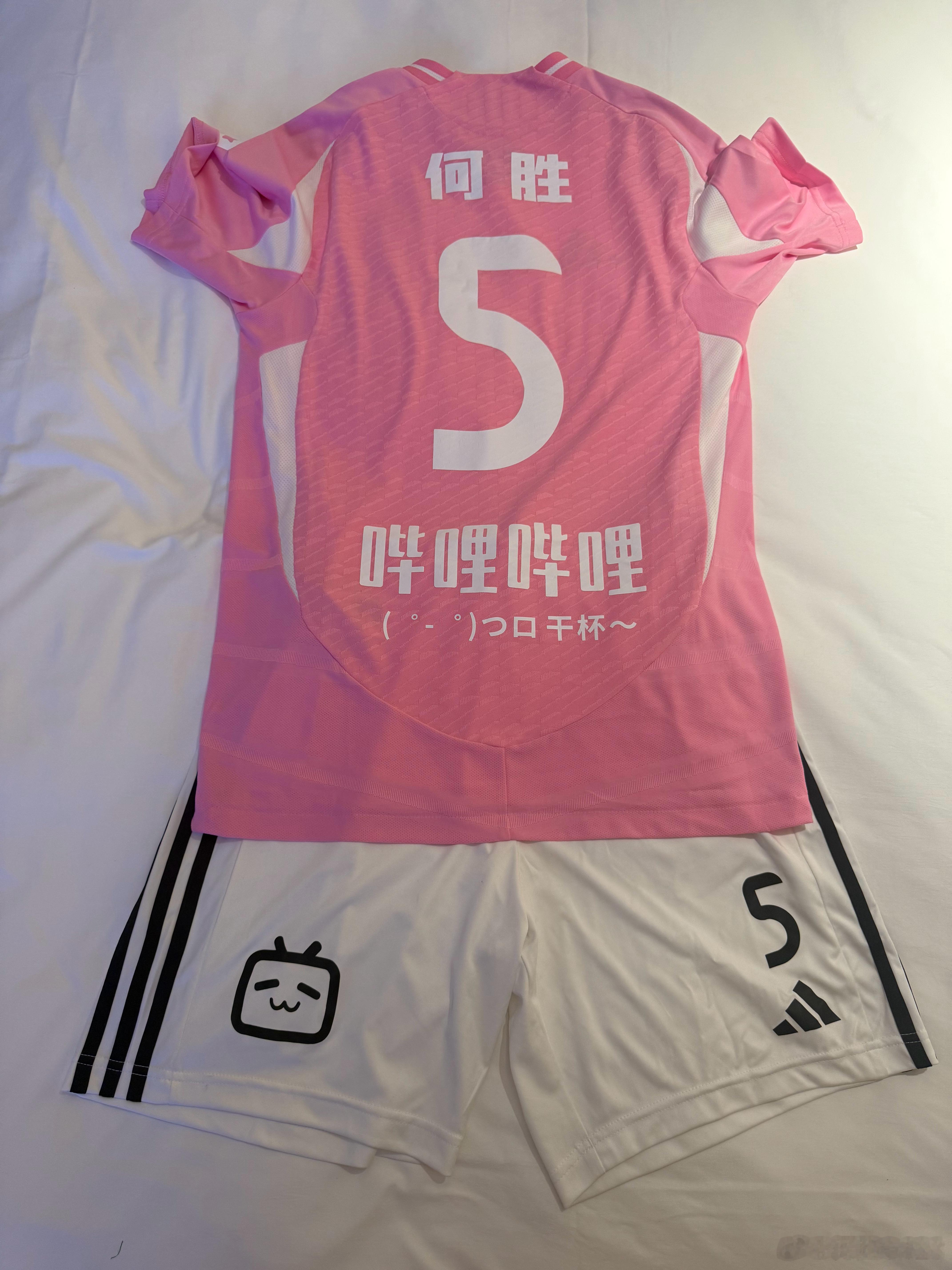 阿B这衣服真的太帅了，阿迪专门定制的，细节拉满，穿上新衣今天好运也是爆棚了，我这