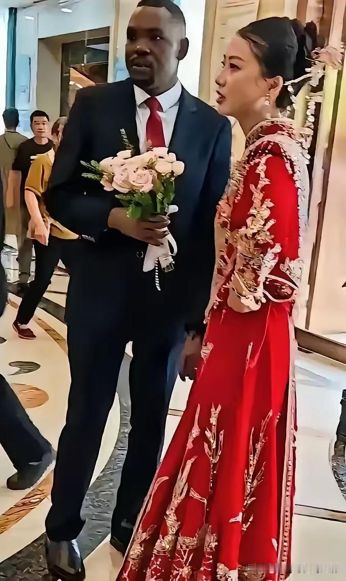 90后新娘娶非洲新郎引发网友广泛讨论。该新娘表示不要任何彩礼并打算给孩子上中国户
