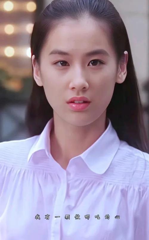 黄圣依妈妈晒三十年旧衣：时光褶皱里的节俭美学2025年5月，黄圣依晒出母亲珍藏